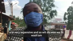 Man wear mask wey ii make wit cloth.