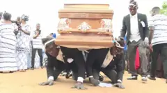 En Ghana, África, los entierros empiezan a célebrarse de una manera distinta. Ahora, los portadores de ataúdes también bailan.