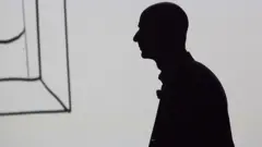 Perfil de Jeff Bezos en negro