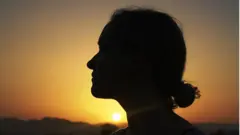 سوچ میں گُم خاتون