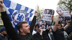 Les supporters de Chelsea protestent contre la Super League européenne