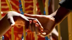 ኢድ ንኢድ ዝተተሓሓዙ ሰባት