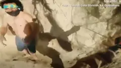 पहाड़ी में फंसा शख़्स