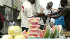 Awọn eniyan n ra eso