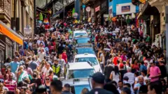 Consumidores na Ladeira Porto Geral, rua de comércio popular em São Paulo
