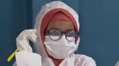 Gabar ka mid ah dadka ka shaqeeya xaaladda coronavirus ee Soomaaliya