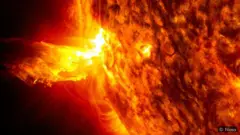 太陽不斷向外拋射稱為太陽風的高能粒子流。太陽風會因太陽活動的強弱而加劇或放緩。