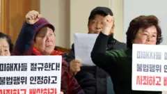 시민단체 회원들과 소송에 참여한 원고들이 14일 회견문 낭독을 마친 뒤 구호를 외치고 있다.