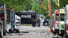 車が突っ込んだストリートフェスティバル会場で作業する警察（27日、ヴァンクーヴァー）