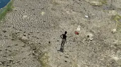 قاع النهر ظاهر، ولم يشهد نهر يامونا جفافاً إلا من خلال جدول صغير يتدفق عبر سد نهر إيست أو، في ٢٦ مارس/آذار ٢٠٢٥ في نيودلهي، الهند. كان تنظيف نهر يامونا محور أجندة حكومة حزب بهاراتيا جاناتا الجديدة