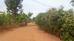 Abashinzwe umutekano bategeka abantu kuguma mu ngo aho leta yabitegetse