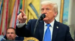 Дональд Трамп указывает пальцем в сторону камеры