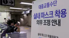 3월 14일 오후 서울 중구 봉래동 지하철 1호선 서울역을 이용하는 시민들이 마스크를 착용한 채 개찰구를 오가고 있다