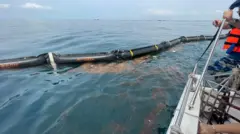 ทุ่นกักน้ำมันล้อมคราบน้ำมัน