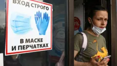 Девушка в маске и табличка