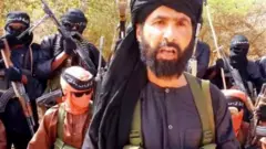 Le chef djihadiste Abdel Walid Al Sahraoui entouré de ses hommes