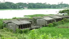ঢাকার কেরানীগঞ্জের দক্ষিণ কানারচরে নদীর পাশেই গড়ে ওঠা ভাসমান স্কুল।