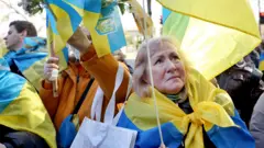 Des citoyens ukrainiens protestent contre l'opération militaire de la Russie en Ukraine devant l'ambassade de Russie à Paris, le 24 février 2022.