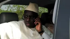 Le président du Sénégal Macky Sall au téléphone