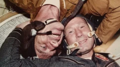 Astronauta norte-americano Deke Slayton (de ponta cabeça) abraça o cosmonauta soviético Alexei Leonov em 1975