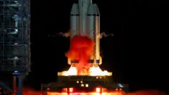 神州十九号升空：中国最年轻航天员成功进入太空