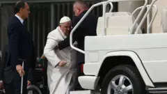 Kuwa gatatu, Papa Francis yafashijwe kwinjira mu modoka ye (popemobile) nyuma yo kwakira no kumva abantu akora buri wa gatatu