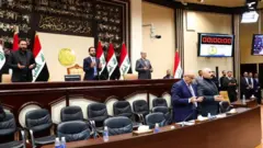 رئيس الوزراء العراقي عادل عبد المهدي ورئيس وبعض أعضاء مجلس النواب العراقي يقرأون الفاتحة قبل بدء جلسة المجلس.