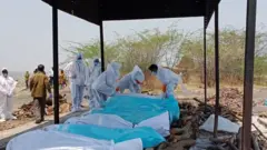 एकाच वेळेस जळणाऱ्या 6 चिता आणि दर तिसऱ्या मिनिटाला बॉडी घेऊन येणारी शववाहिका : ब्लॉग