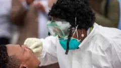 Près de 915 personnes sont mortes et plus de 3 500 ont été guéris de la maladie.