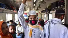 আসামের নগাঁও জেলায় ট্রেনের ভেতর ফেস মাস্ক পরা এক মুসলিম বালক। আসামে মুসলিম-বিদ্বেষ নিয়ে আর কোনো রাখ-ঢাক থাকছেনা বলে উদ্বেগ বাড়ছে।