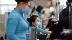 Việt Nam đang lên kế hoạch đón khách du lịch quốc tế theo lộ trình mở dần.