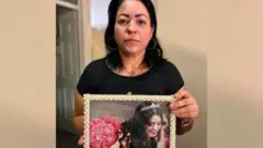 Erika Navarro con una foto de su hija Frida.