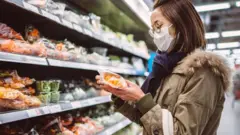 생활비 위기로 일부 노동자들이 이직을 하고 있지만, 모든 근로자가 재정 상태를 개선하기 위해 직업이나 직장을 바꿀 수 있는 것은 아니다.