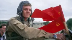 Um jovem com a bandeira da URSS