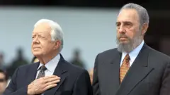 O ex-presidente americano Jimmy Carter ao lado de Fidel Castro, em visita a Cuba em 1992