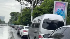 ရန်ကုန်မြို့ ကမ္ဘာအေးဘုရားလမ်းပေါ်က စက်သုံးဆီတန်းစီနေကြတဲ့ ယာဥ်တန်း