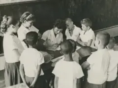 Sala de aula no Rio, em 1963, ano em que foi instituído o Dia do Professor no Brasil