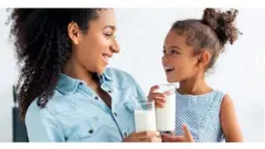 ወተት የሚጠጡ እናትና ልጅ
