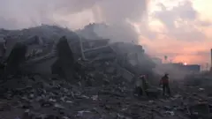 巴勒斯坦人在檢查加沙城瓦坦塔外的受損情況，該塔於10月8日早些時候被以色列空襲摧毀。