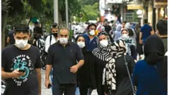 مقام های بهداشتی ایران می‌گویند استقبال شهروندان از دوز سوم واکسن کرونا زیاد نبوده است