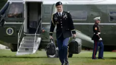 Agente de seguridad portando el maletín nuclear.