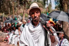 ጠመንጃ ያነገተ ግለሰብ በአማራ ክልል