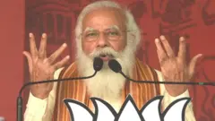 પશ્ચિમ બંગાળમાં ચૂંટણીસભાને સંબોધતા વડા પ્રધાન નરેન્દ્ર મોદી
