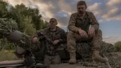 Los militares ucranianos a cargo de un tanque T-72 de fabricación soviética en la región de Sumy, cerca de la frontera con Rusia, el 12 de agosto de 2024. 