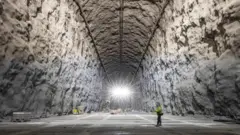 Очень большая пещера, освещенная электрическим светом