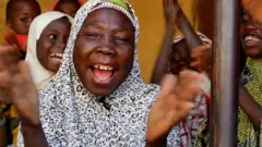 নাইজেরিয়ার উল্লসিত কয়েকজন গ্রামীণ নারী