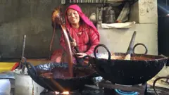 टोखामा चाकु बनाउँदै