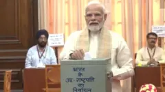 આ ચૂંટણીમાં સંસદનાં બંને ગૃહના સભ્યો મતદાન કરી રહ્યા છે, જેમાં ભૂતપૂર્વ વડા પ્રધાન મનમોહનસિંહ અને વડા પ્રધાન મોદીએ પણ પોતાનો મત આપી દીધો છે