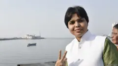 मीडियाने मोठ्या केलेल्या कार्यकर्त्या की महिलांच्या हक्कांसाठी लढणारी?