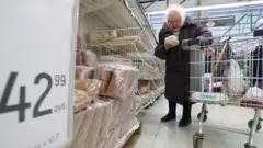 Пенсионерка в магазине